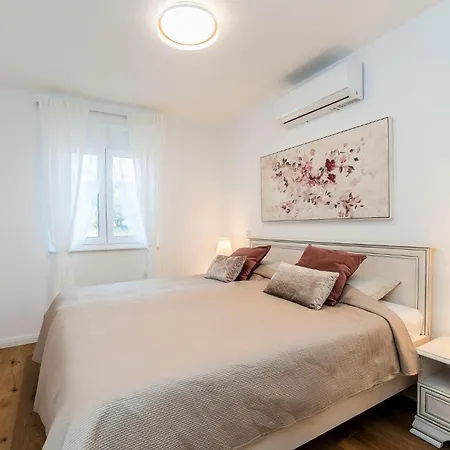 2 Bedroom Amazing In Apartment *
