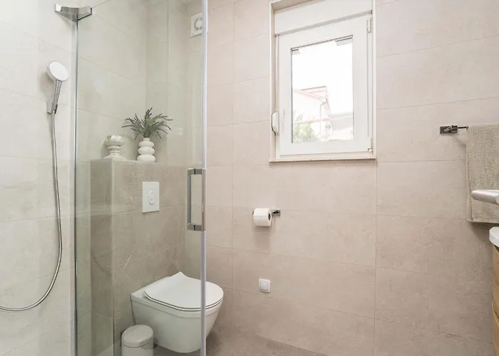 2 Bedroom Amazing In Apartment Mandre